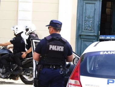 Τουρίστας σε αμόκ επιτέθηκε σε αστυνομικό με πυροσβεστήρα!